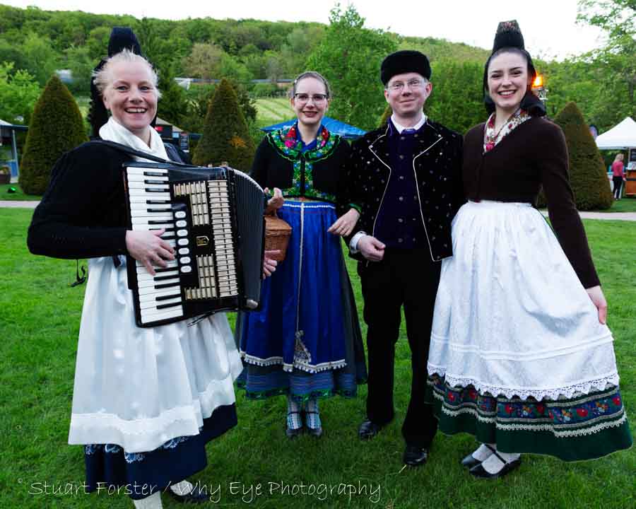 Folk group wearing traditional costumes from Hesse.
